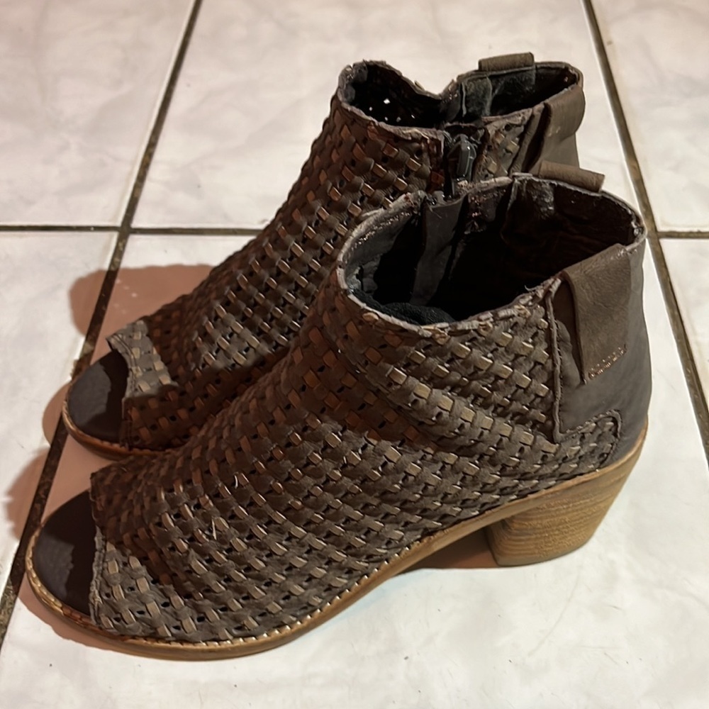 Journee Signature Devine Women's Peep Toe Leather Ankle Boots - Picture 7 of 14